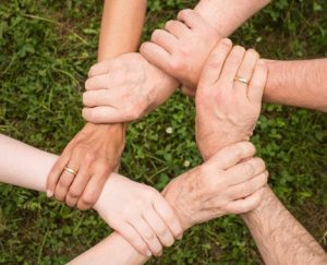 Jemand anderem etwas Gutes tun, hat auch positive Effekte auf die eigene Psyche