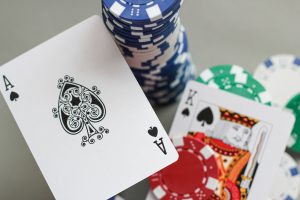 Wie unterscheidet sich Online Blackjack von Blackjack am echten Tisch?